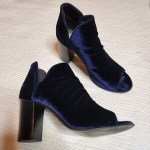Steve Madden kaitt blue velvet open toe booties